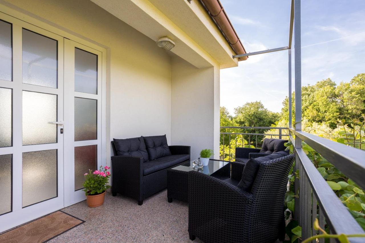 Apartments Sara Milohnici Ngoại thất bức ảnh