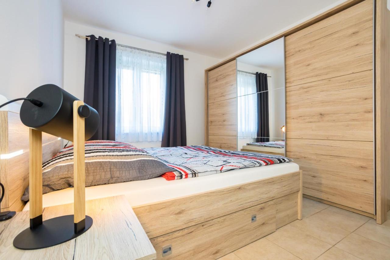 Apartments Sara Milohnici Ngoại thất bức ảnh