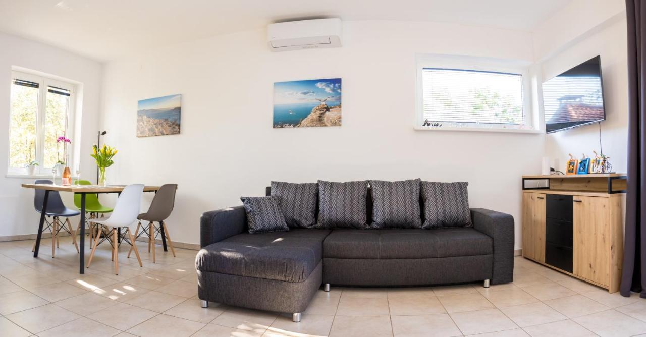 Apartments Sara Milohnici Ngoại thất bức ảnh