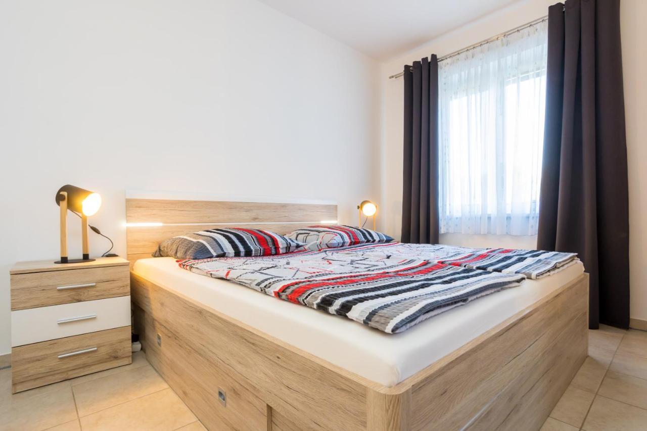 Apartments Sara Milohnici Ngoại thất bức ảnh